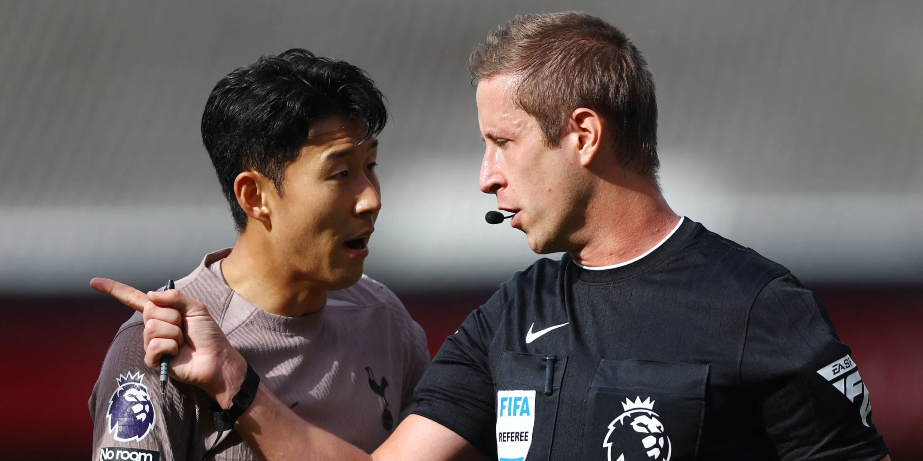 Trọng tài John Brooks đang lắng nghe lời phản đối của cầu thủ Son Heung-min