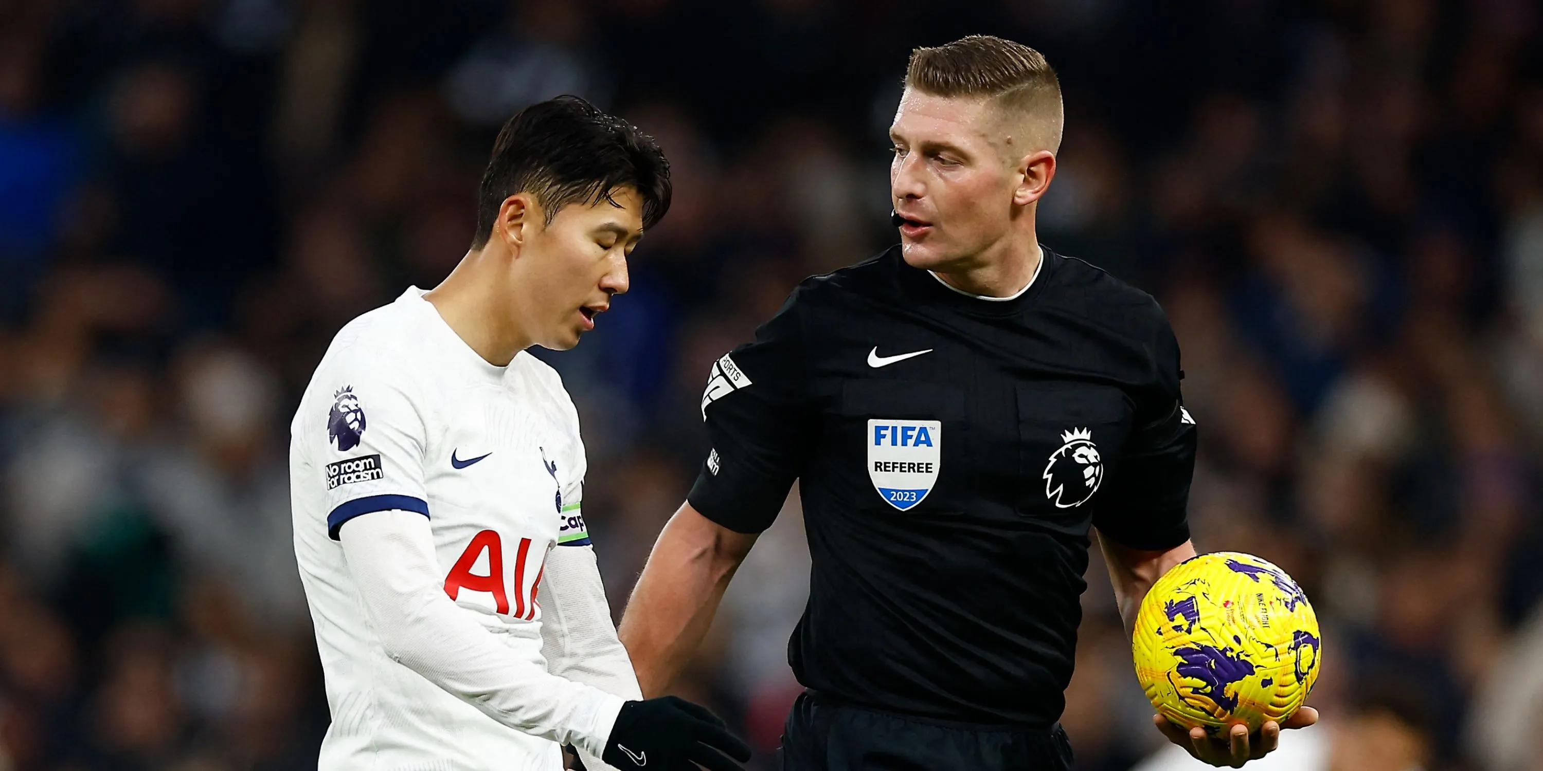 Trọng tài Robert Jones ra hiệu lệnh trên sân cỏ