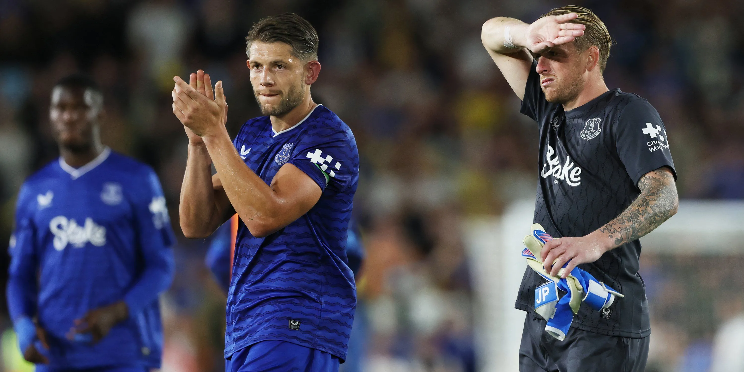 James Tarkowski và Jordan Pickford, trụ cột hàng thủ Everton, thảo luận trên sân