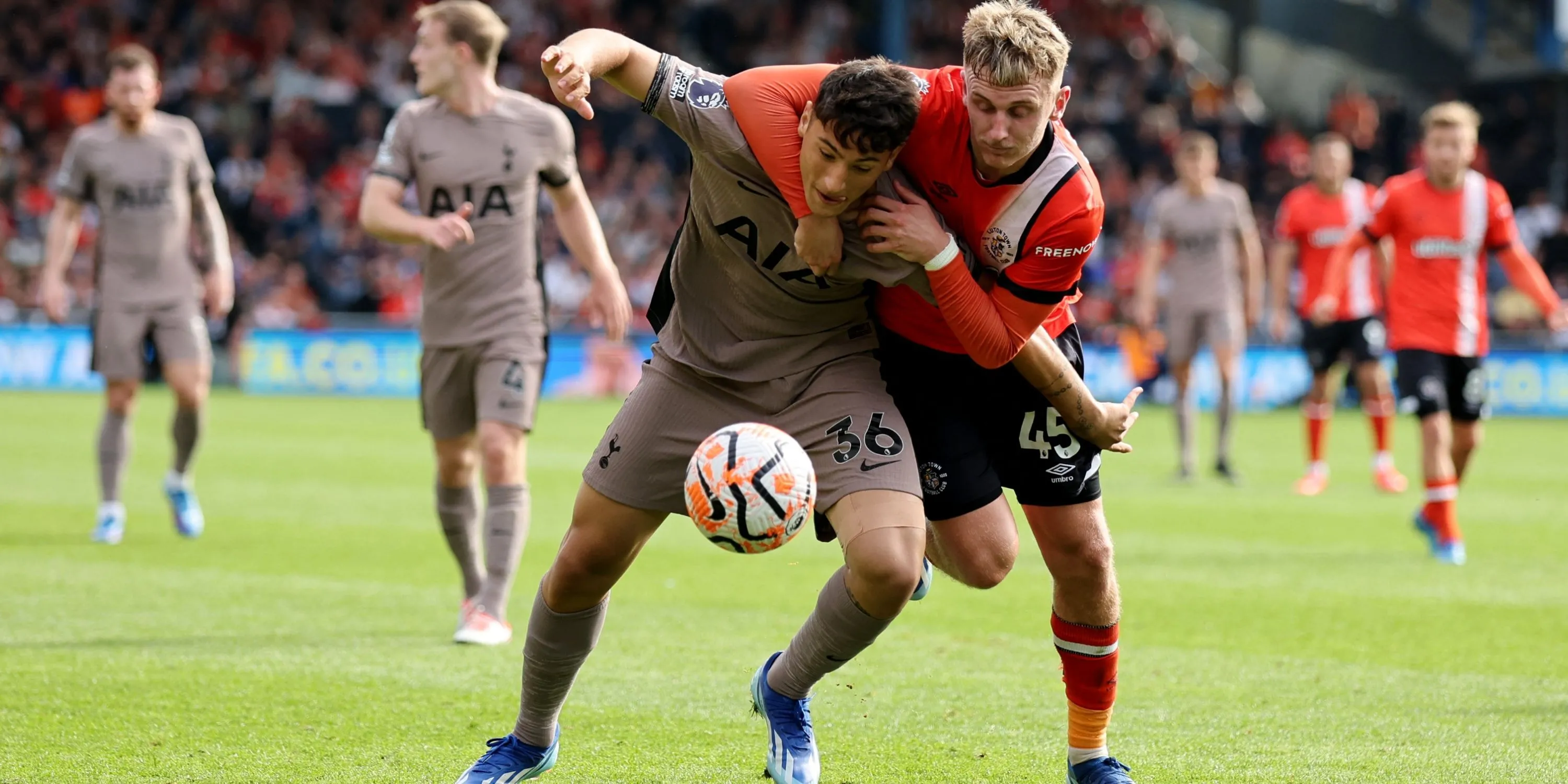 Alejo Veliz trong màu áo Tottenham — tiền đạo Argentina từng được kỳ vọng nhưng gặp khó khăn