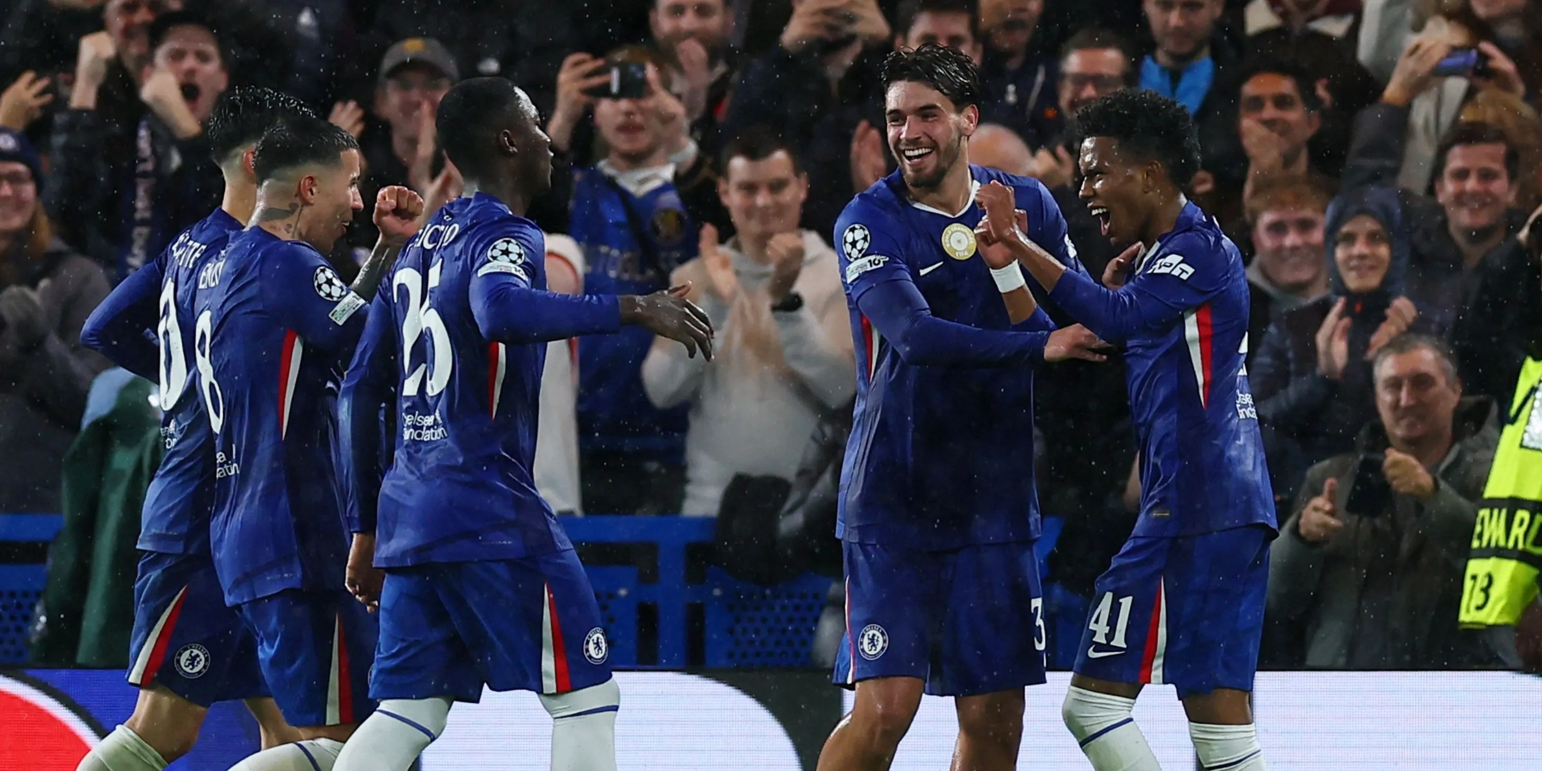 Các cầu thủ trẻ Chelsea ăn mừng bàn thắng