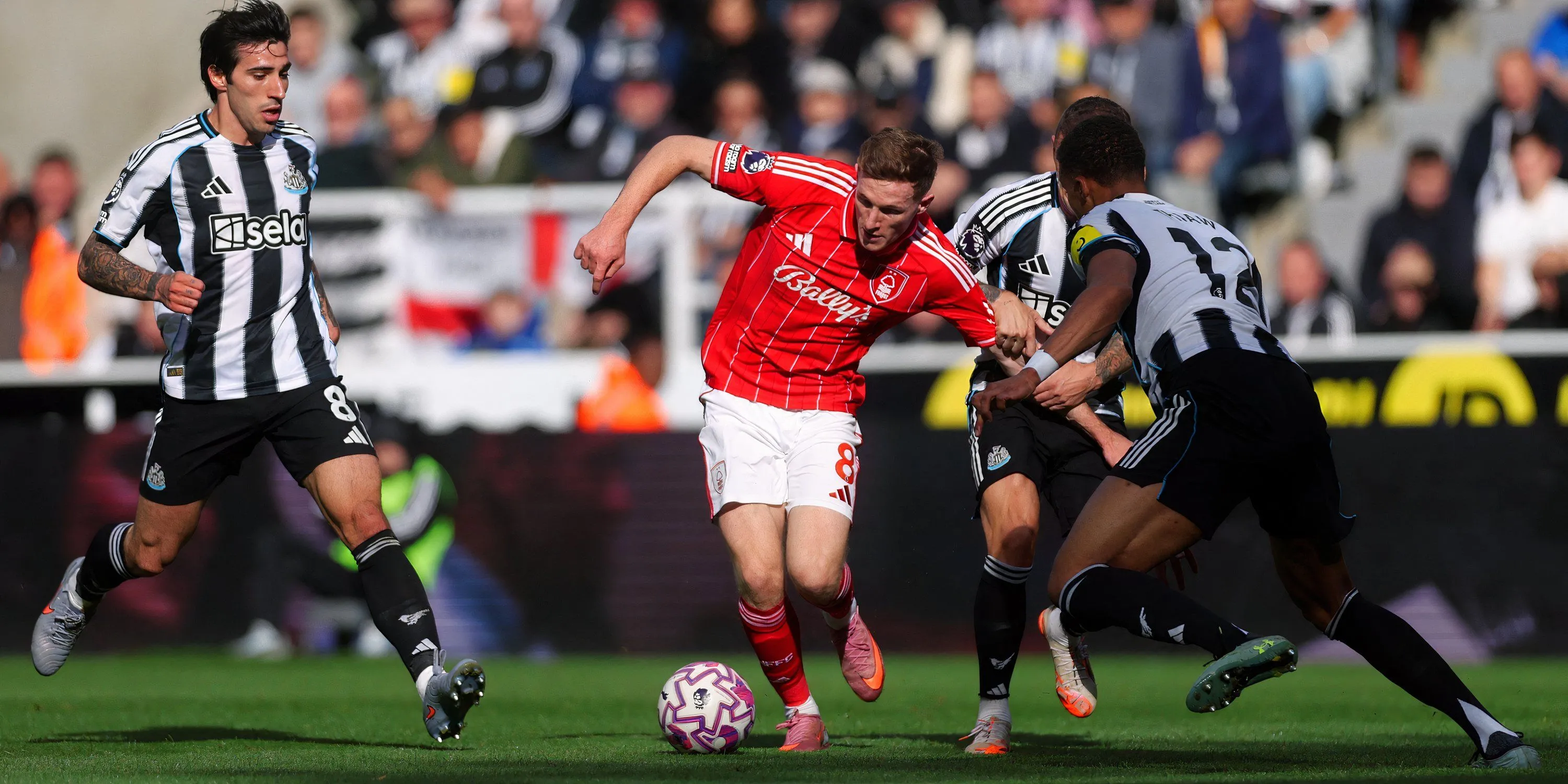 Elliot Anderson trong màu áo Nottingham Forest — tiền vệ tấn công tốc độ, mục tiêu chuyển nhượng Newcastle 55 triệu bảng