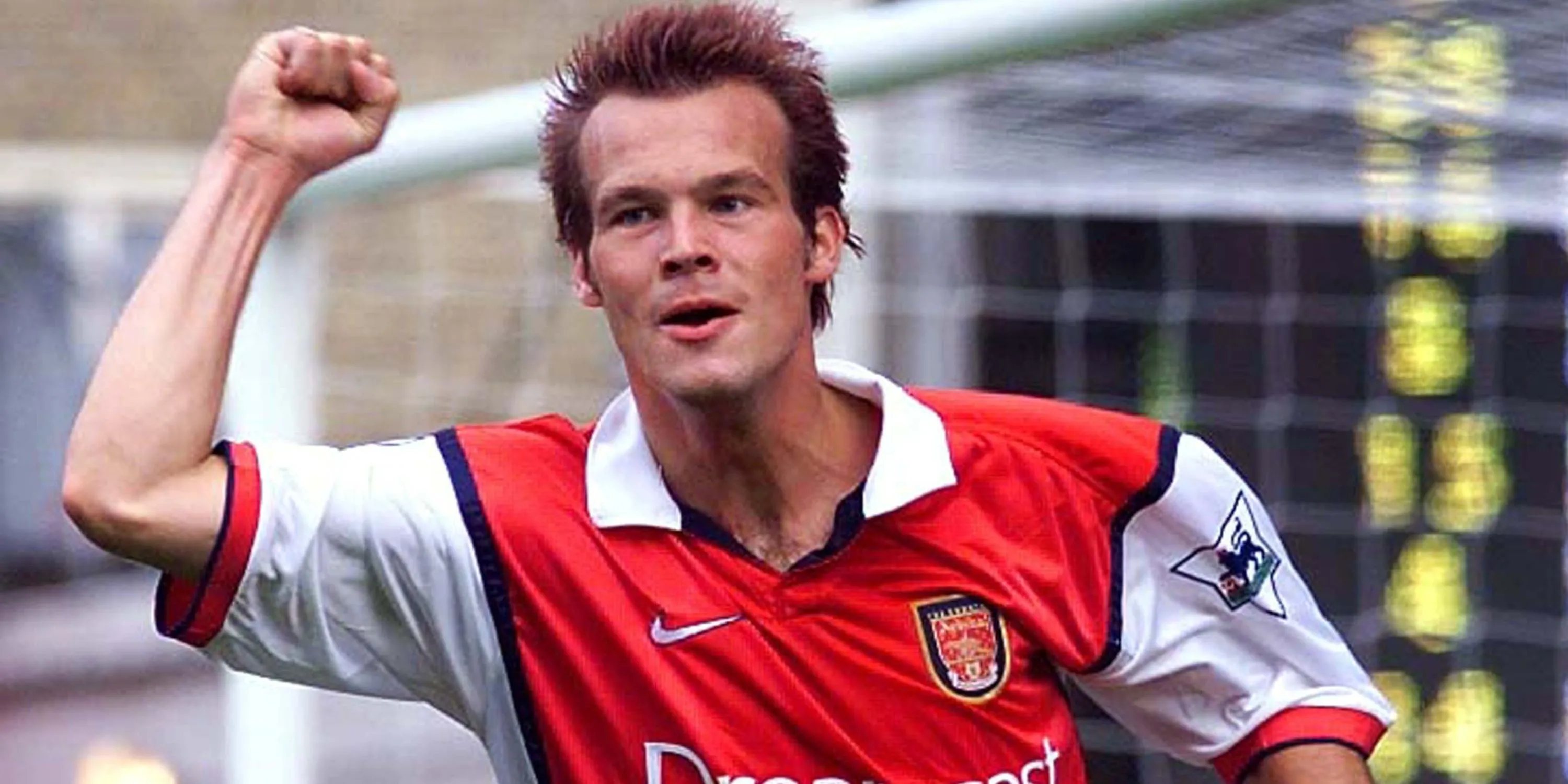 Freddie Ljungberg với áo đỏ Arsenal, biểu tượng số 8 một thời