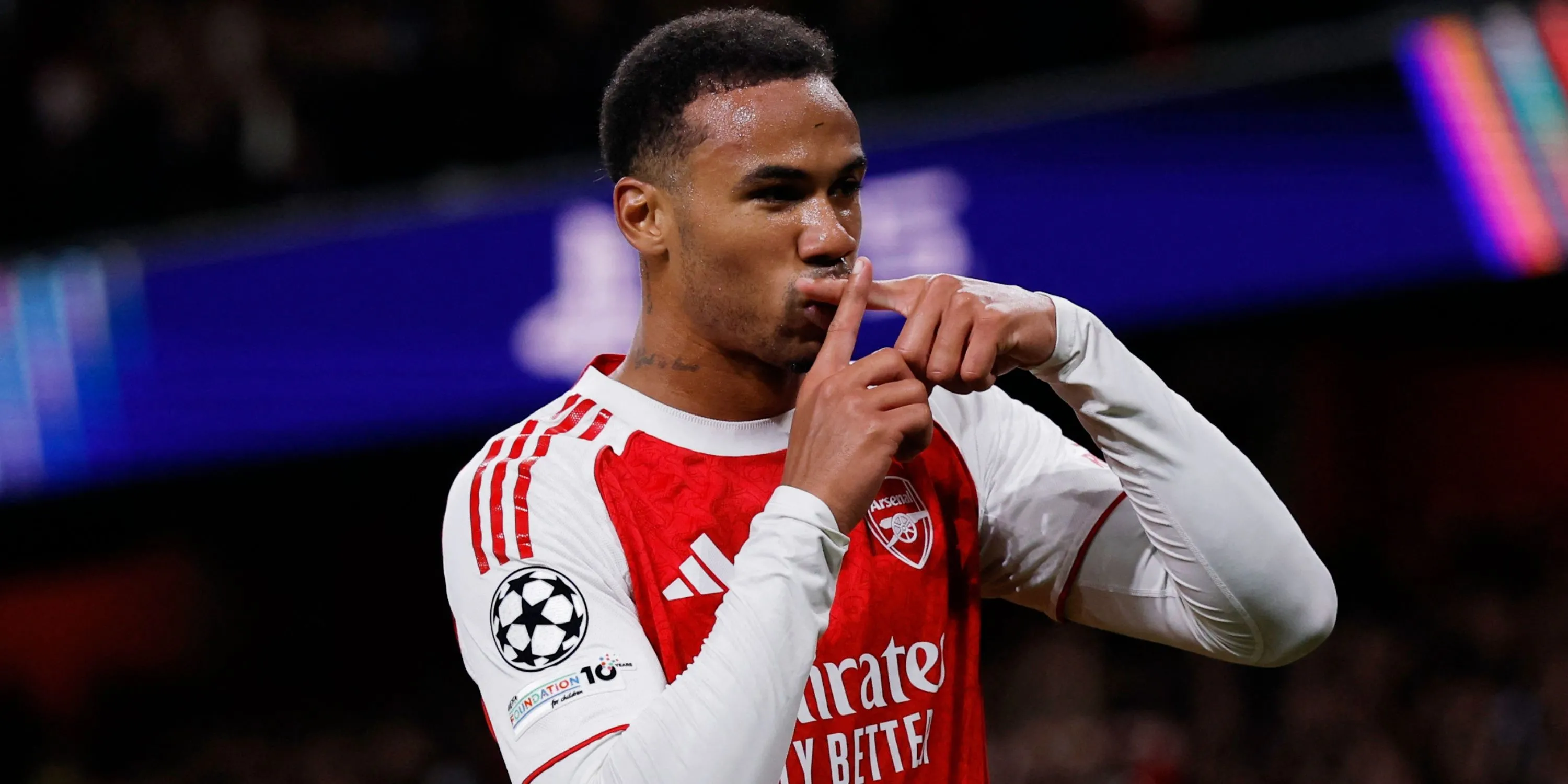 Gabriel Magalhães ăn mừng bàn thắng, Arsenal tận dụng bóng chết và tấn công đa dạng