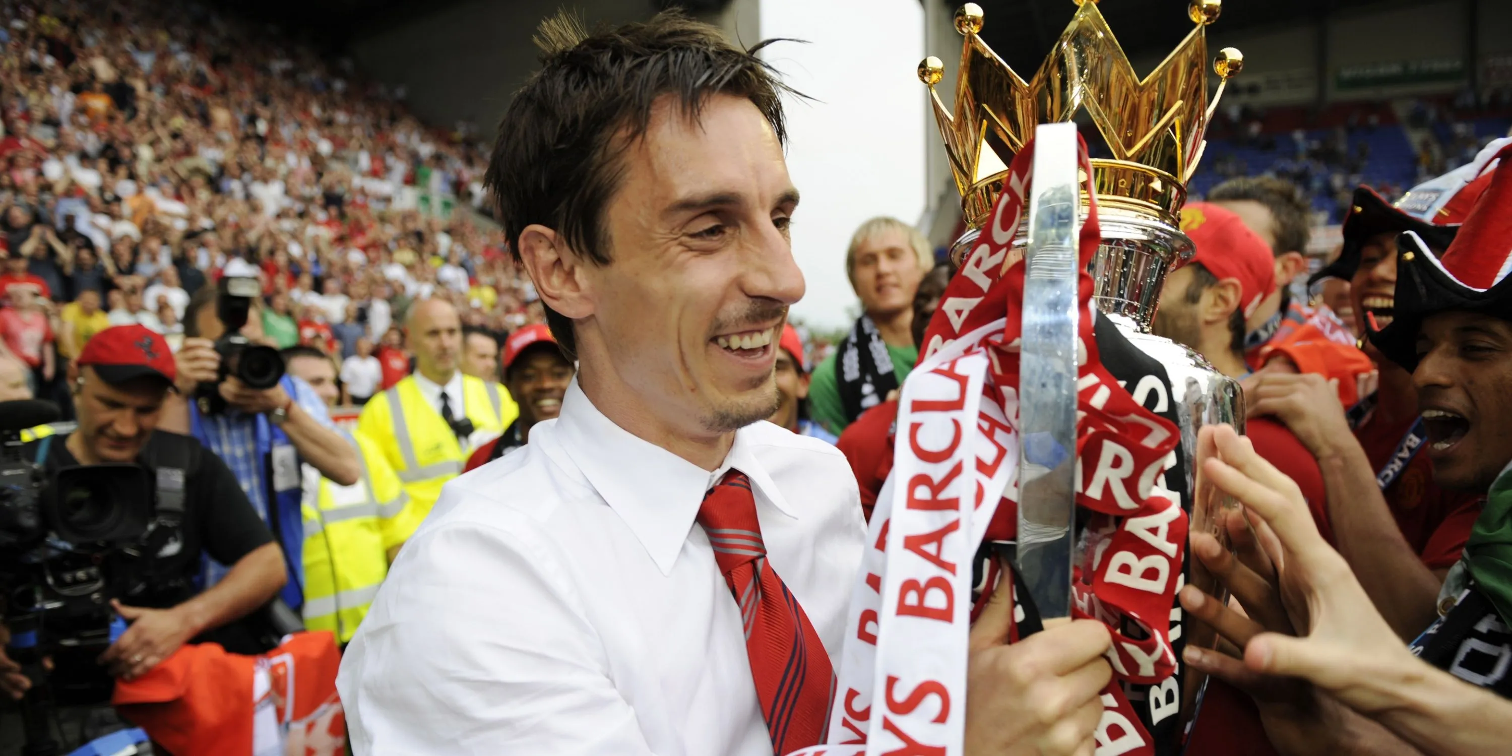 Gary Neville cùng Man United, hậu vệ phải thủ lĩnh và tạt bóng chính xác