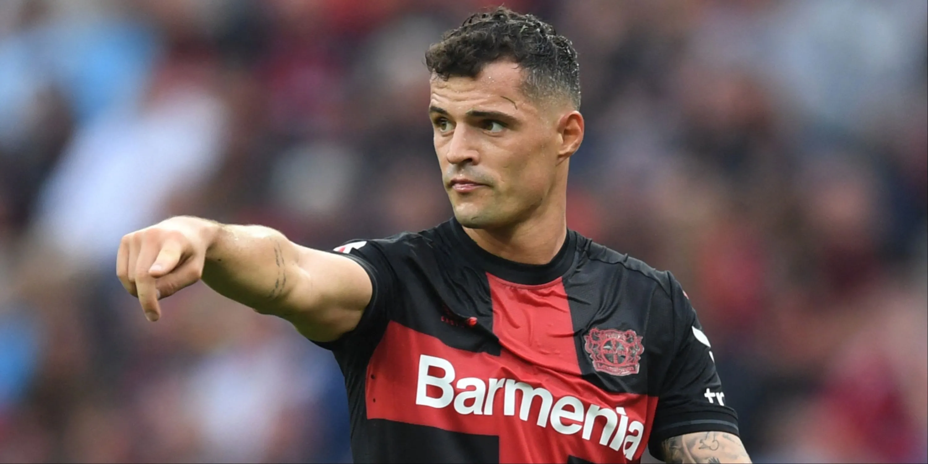 Granit Xhaka trong màu áo Bayer Leverkusen sau khi rời Arsenal, minh họa cho quãng đường biến chuyển của một tiền vệ dưới Arteta