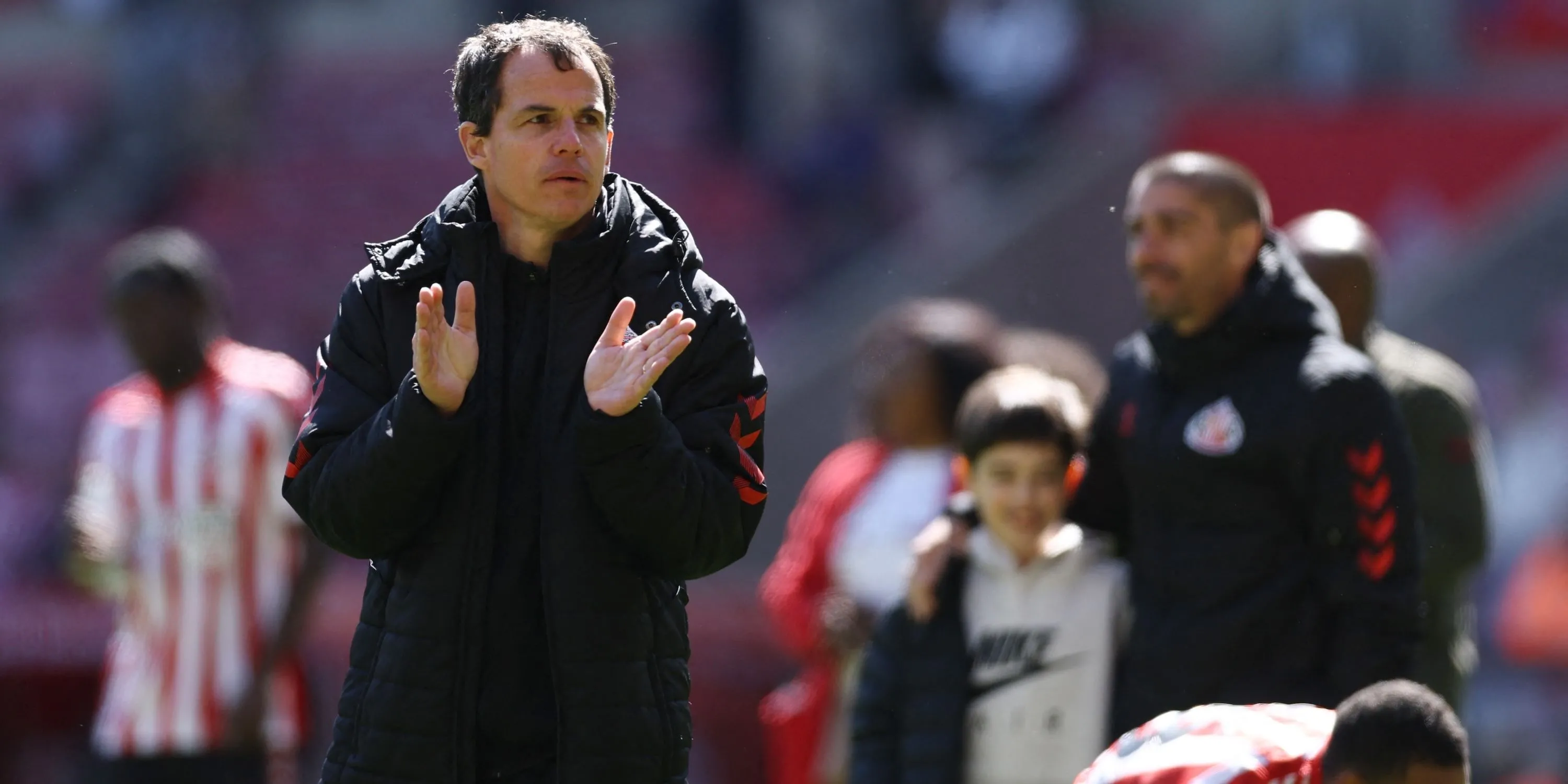 Regis Le Bris vỗ tay cảm ơn CĐV Sunderland sau trận đấu, HLV chuẩn bị cho chuyến làm khách Chelsea