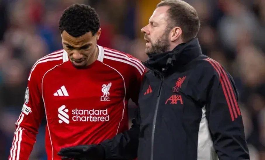 Ekitike dính chấn thương.